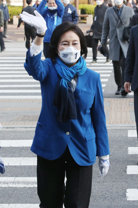 박영선 민주당 서울시장 후보가 공식 선거운동 첫날인 25일 서울 구로구 신도림역에서 지지자들 향해 인사하고 있다. 국회사진기자단=연합뉴스